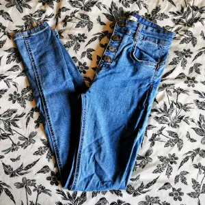 Jeans from Pull&Bear nr 36. High waist and booty up. New without tag. Never worn, only took the tag away to wash it after getting it