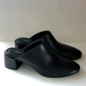 Superfina Filippa K mules skor i nyskick! Aldrig använda och kartong medföljes. Perfekta till sommaren! Materialet är läder.