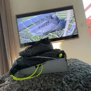 Nike mercurial elite - Säljer ett par Nike elite fotbollsskor. Använda lite mer än en halv säsong och var magiska. Säljer dom för att dom var för små. Det går att diskutera priset. 