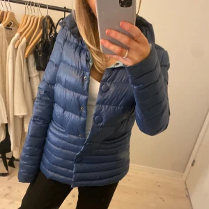 Fin dunjacka! - Fin blå dunjacka!