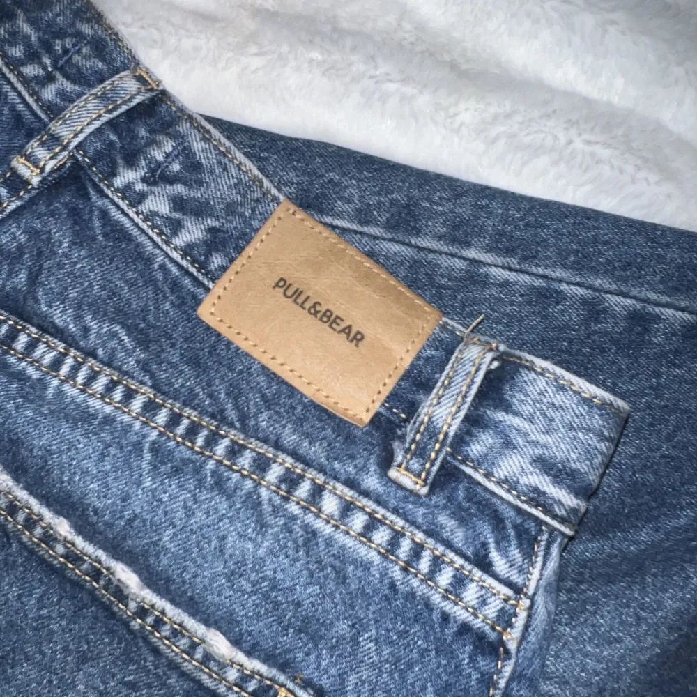 Jeans med hög midja och vida ben. Storlek 36, mörkblå. Heter ”Jeans med hög midja och vida ben” på hemsidan. Använda ett fåtal gånger.. Jeans & Byxor.