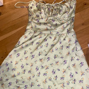 Sommar klänning  - Storlek: S, kort modell, bra skick, använd fåtal gånger, justerbara band vid byst och rygg
