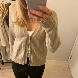 Kofta - Fin kofta från Vila! Har stängt den med en säkerhetsnål!