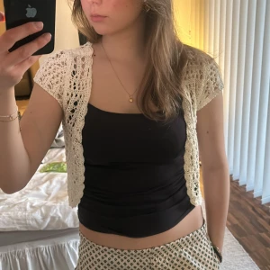 Vit topp - Superfin vit topp köpt secondhand i fint skick🙌🏼 står ingen storlek men passar XS-S🥰