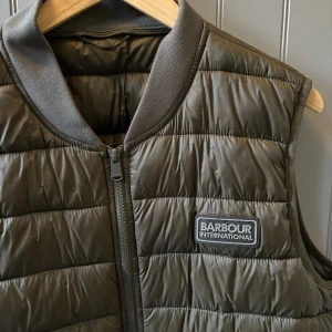 Barbour Väst - Säljer min snygga väst perfekt till vår, sommar och höst. Bra skick och inga defekter. Nypris 1900kr. Har ni frågor eller prisförslag är det bara skriva 💪 