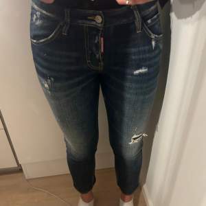Säljer nu dessa fina, ÄKTA Dsquared jeans. Aldrig använda, nyskick utan prislapp. Low waist. Storlek 38 (passar S). Skriv vid intresse eller fler bilder, alla priser går att diskutera! 