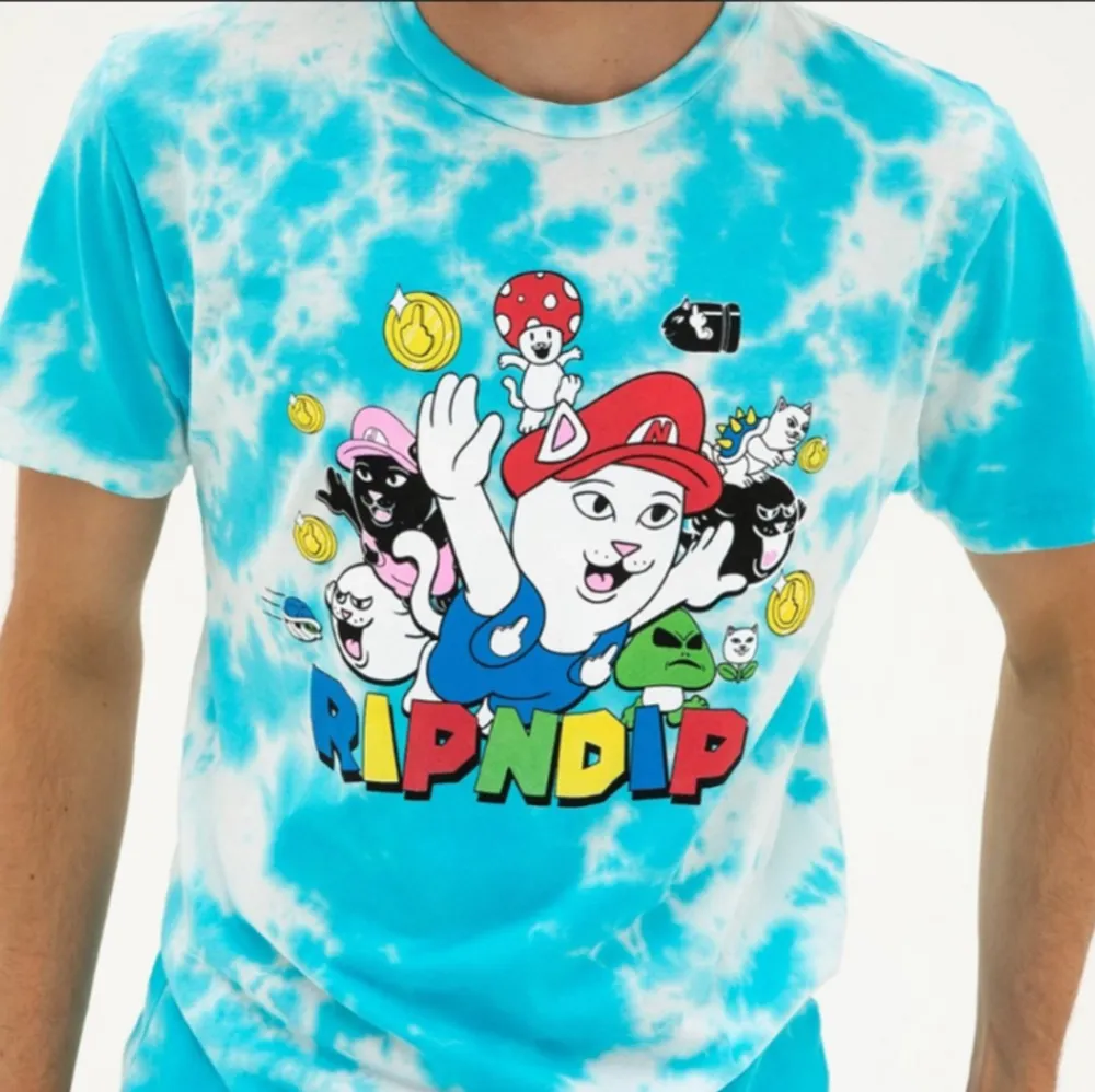 Sällsynt T-shirt från Ripndip’s Super Mario kollektion i storlek L. Köptes 2021 men har bara hängt som prydnad sedan dess. Nypris 499, säljer för 250kr eller bud! 💚. T-shirts.