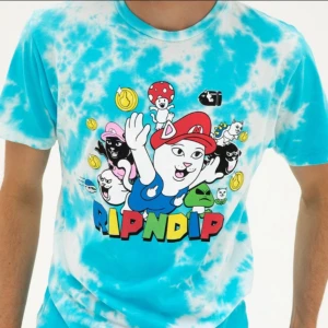 Ripndip Super Mario T-shirt - Sällsynt T-shirt från Ripndip’s Super Mario kollektion i storlek L. Köptes 2021 men har bara hängt som prydnad sedan dess. Nypris 499, säljer för 250kr eller bud! 💚