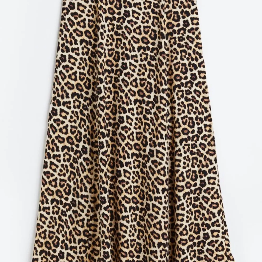 Superfin kjol från H&M, använd ca 2-3 ggr. Nypris 229kr💕 säljer då den inte kommer till användning😊. Kjolar.