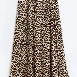 Superfin kjol från H&M, använd ca 2-3 ggr. Nypris 229kr💕 säljer då den inte kommer till användning😊