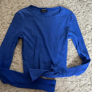 Crop top - Super fin o skön crop top med långa armar! Säljer då den inte passar mig lämgre! Är fortfannade i jättebra skick! 