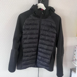 Polo Ralph lauren jacka - Tja! Säljer denna as feta Polo Ralph Lauren jacka av modellen ”Thor”.  Skick: 9/10 | strl: S | Pris: 2200kr | Nypris: 4500kr | Hör av er vid minsta lilla fråga💫