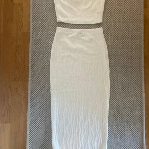 Set vit kjol tubtopp topp bandeau  - Vit kjol och tubtopp. Aldrig använt! Så himla fint till sommaren ☀️🥰