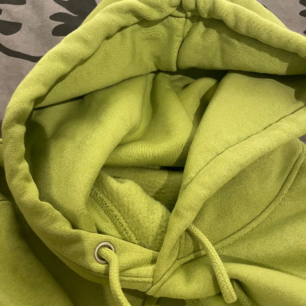 Grön hoodie från Bikbok i nyskick! Aldrig använd, fortfarande jätte mjuk och fluffig i materialet. . Hoodies.