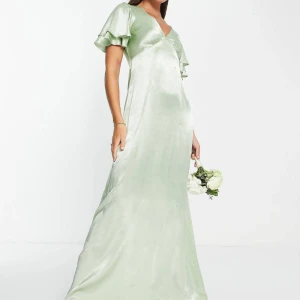 Balklänning  - Mintgrön balklänning i satin med hjärtformad öppning i ryggen.