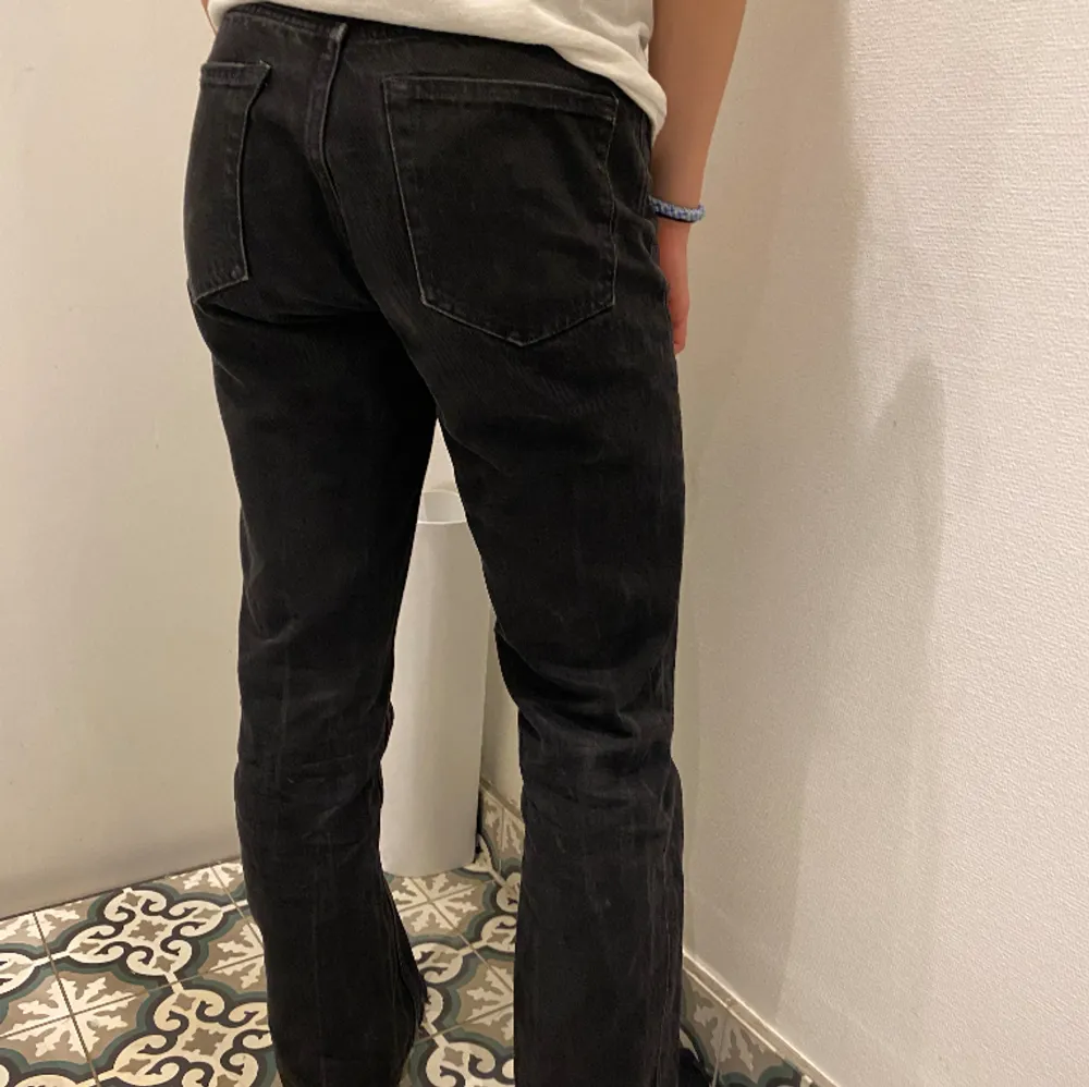 Så snygga midwaist jeans💗 Använda men med få defekter💕 Midjemått-36cm Innerbenslängd-77cm. Jeans & Byxor.
