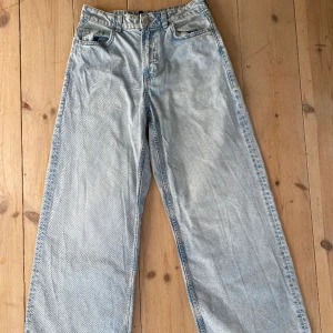Jeans - Är 167cm och de är långa på mig hunnit använda dem 4 gånger. Dem är bekväma och den går bra med allt.
