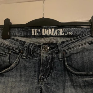 ASCOOLA lowwaist il dolce jeans  - REA SLUTAR IMORGON - SKYNDA FYNDA!!! så himla snygga jeans från il dolce!! lågmidjade med coola fickor o detaljer ✨ kolla min profil där jag har massa jeans och annat på rea 💕mått: innerben 84 midja 39, passar mig som brukar ha 36/38!