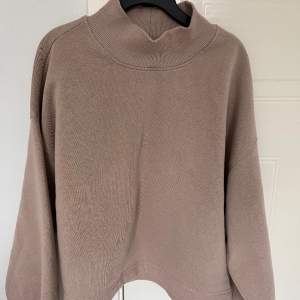 Ljusbrun/beige sweatshirt från Ginatricot i storlek M🤍