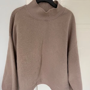 Sweatshirt  - Ljusbrun/beige sweatshirt från Ginatricot i storlek M🤍