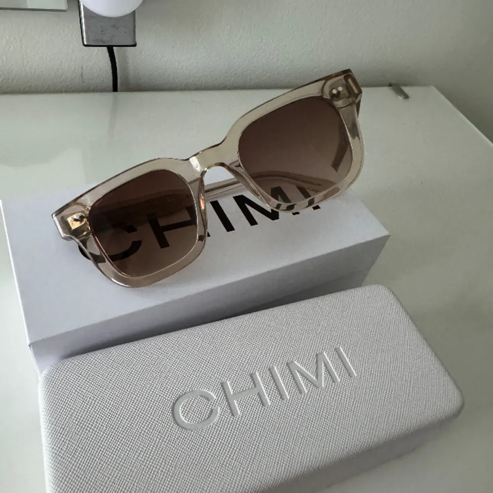 CHIMI glasögon i färgen ”ECRU” och modellen 04. Glasögonen har endast använt ett fåtal gånger och är som nya. . Accessoarer.