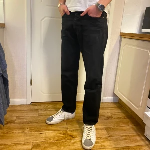 Tiger of Sweden jeans  - Tja! Säljer ett par svarta tiger of Sweden jeans i modellen ”Marty”. Köpta för 1700kr och är i bra skick, lite slitna på baksidan. DM för frågor! Priset går att diskutera!