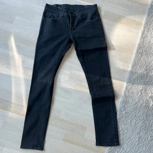 Dondup jeans - Säljer dessa as fräcka dondup jeans i nyskick! Storlek: 32! Modellen heter George & jeansen är köpta på United Fashion! Nypris: 4200kr