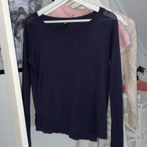 Säljer denna fina mörkblå tröja som inte kommer till användning längre!❤️
