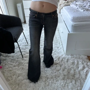 Low waist bootcut - Lågmidjade flare jeans åt det bleksvarta hållet, helt nya från weekday. Supersnygga men är tyvärr för långa för mig Midjemått 36 cm raktöver Innerbenslängd ca 77/78 cm Strl 24/32 (mer som 25)Pris kan ev diskuteras vid snabb affär (nypris 590kr)