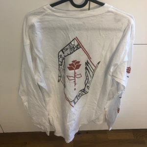 Lång ärmar tröja - Snygg tröja från empire. Nästan inte använd. 