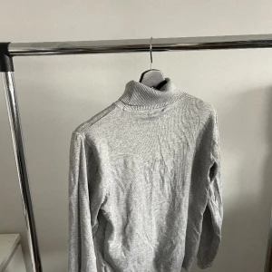 Grå polotröja - Polotröja från Vero Moda använd några gånger. 