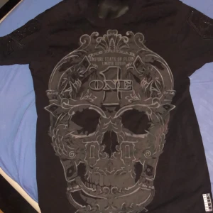 designer tshirt - Philipp plein t shirt köpt från yoox för runt 3700kr  , knappt använd och ren.