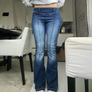 Säljer dessa lågmidjade bootcut jeans som har jätte coola detaljer. Märket är miss sixty och de är i väldigt bra skick!  Det är mina egna bilder så för referens är jag 173 cm lång och bär vanligtvis s/m. Innerbenslängden är 80 och midjemåttet är 70