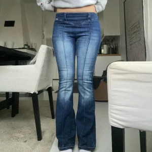 Miss Sixty jeans - Säljer dessa lågmidjade bootcut jeans som har jätte coola detaljer. Märket är miss sixty och de är i väldigt bra skick!  Det är mina egna bilder så för referens är jag 173 cm lång och bär vanligtvis s/m. Innerbenslängden är 80 och midjemåttet är 70