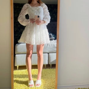 Studentklänning  - Jag säljer min studentklänning från Pieces som jag hade förra året. Den är endast använd en gång (på studentmottagningen) så den är som gott som ny. Jag säljer den pågrund av att jag aldrig har fått användning av den efter studenten. Nypris 999kr. 🤍