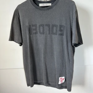 Golden goose tshirt  - Säljer en svin skön golden goose tshirt. Köpt i deras butik i köpenhamn för 2 år sen. Knappt använd, jättefint skick. Kostar runt 1500kr idag. Hör av er om ni undrar något! 