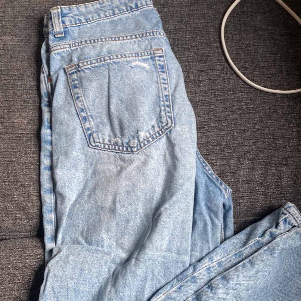 Säljer dessa jeans eftersom de blivit för små för mig😢 Att dom är håliga är en del av själva modellen så de är inte jag som haft i sönder de, dock har hålen blivit lite slitna eftersom jag använt de rätt så mycket men de är inget man tänker på. . Jeans & Byxor.