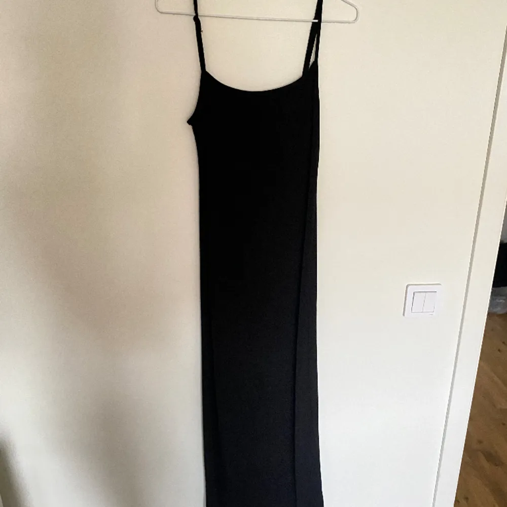 Lång svart fodralklänning med justerbara spagettiband. Lite stor i storleken, använd fåtal gånger . Klänningar.