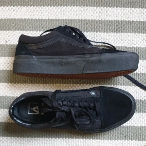 Vans med platå  - Vans med 4cm platå, köpte här på plick i nyskick men endast använda en gång då dem var för små, passar bättre 38.5