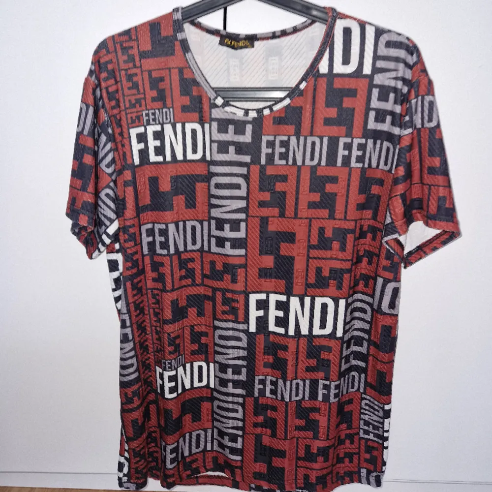 Helt ny Fendi T-shirt i storleken L.   Mycket fin och högkvalitativ tröja inför sommaren!  Kan fraktas via Plick eller mötas upp i Stockholm . T-shirts.