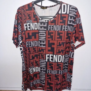 Fendi T-shirt *NY!* - Helt ny Fendi T-shirt i storleken L.   Mycket fin och högkvalitativ tröja inför sommaren!  Kan fraktas via Plick eller mötas upp i Stockholm 