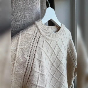 Stickad tröja  - Detaljerad stickad tröja från Holebrook. Perfekt för höst eller vår-garderoben💐Endast använd ett fåtal gånger och i bra skick. skicka gärna till mig om du har frågor🤍