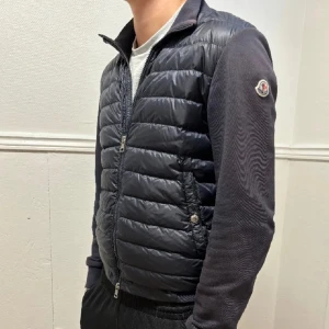 Moncler cardigan - Den är i väldigt bra skicka 7,8/10 det som försämra är att det är lite skav under båda muddarna och ett litet håll i armbågen. Men ingen som syns skriv om ni vill ha bilder😀 själv klart äkta. Riktigt Nice nu till våren passa på priset kommer stiga✅
