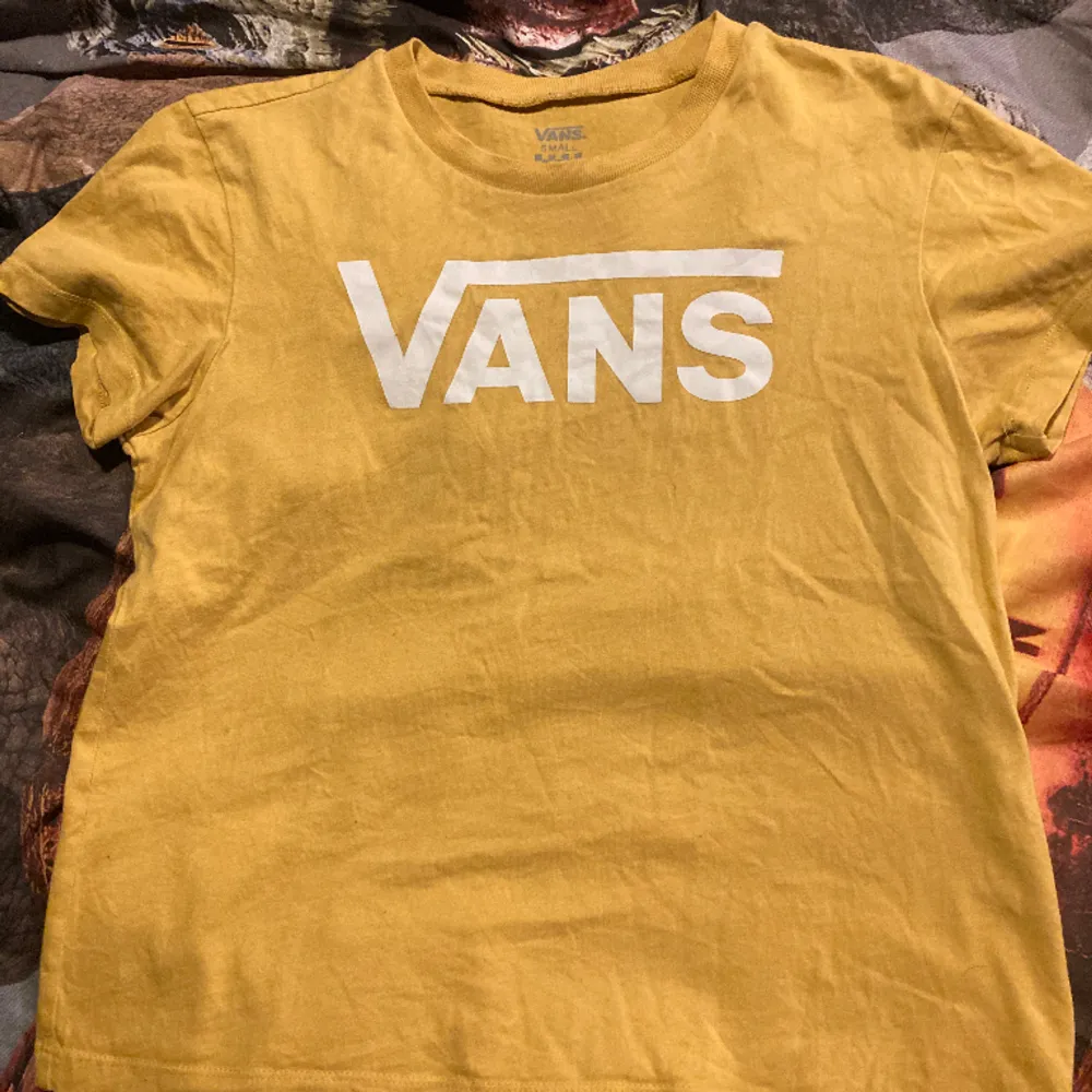 Fin gul Vans T-Shirt. Använd rätt så mycket men är då använd väl och i bra skick. T-shirts.