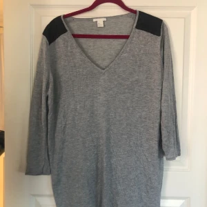 Lång tröja med läder axlar - I storlek L har läder detaljer på axlarna och tröjan är ganska oversized