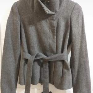 Fin, grå kappa från H&M i storlek 34💞 Skriv  privat för mått😊   