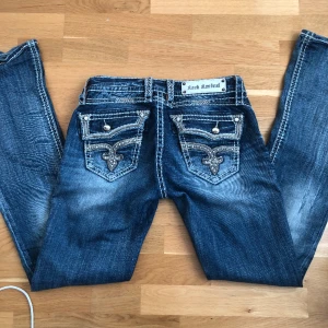 Rock revival jeans  - Jätte coola utsvängda och lågmidjade rock revivals. Midjemåttet är 38cm och innerbenslängden är 81cm. Skriv för fler bilder eller om du undrar något💕