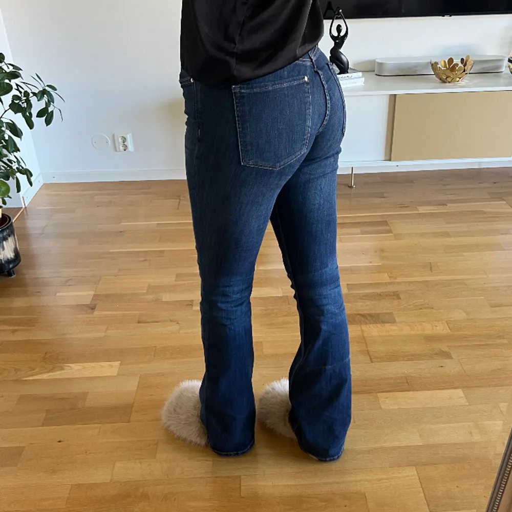 Säljer dessa snygga bootcut jeans från h&m då de inte kommer till användning, fint skick. Storlek 40 men passar mig som normalt bär storlek S och är ca 170cm. Skriv vid intresse eller frågor . . Klänningar.