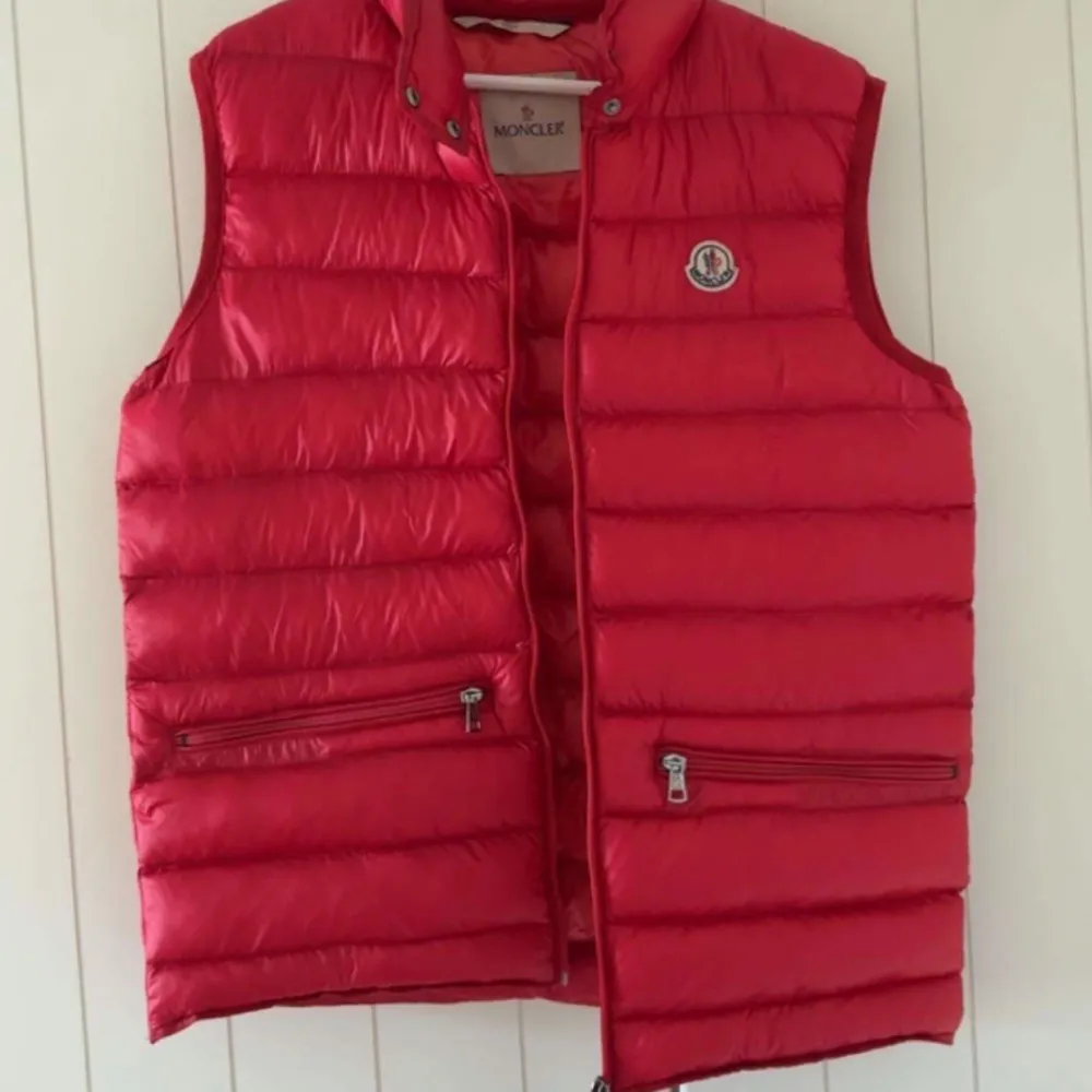 Säljer en Moncler väst i fint skic lapparntags medföljer storlek L. Hoodies.