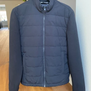 cardigan  - skitsnygg cardigan från zara  använd 2 gr ,    storlek s passar M 